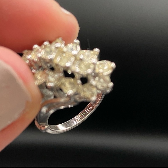 Vintage 18kt Rhodium Plated Tiered Cluster Ring with Clear Rhinestones - Picture 15 of 16